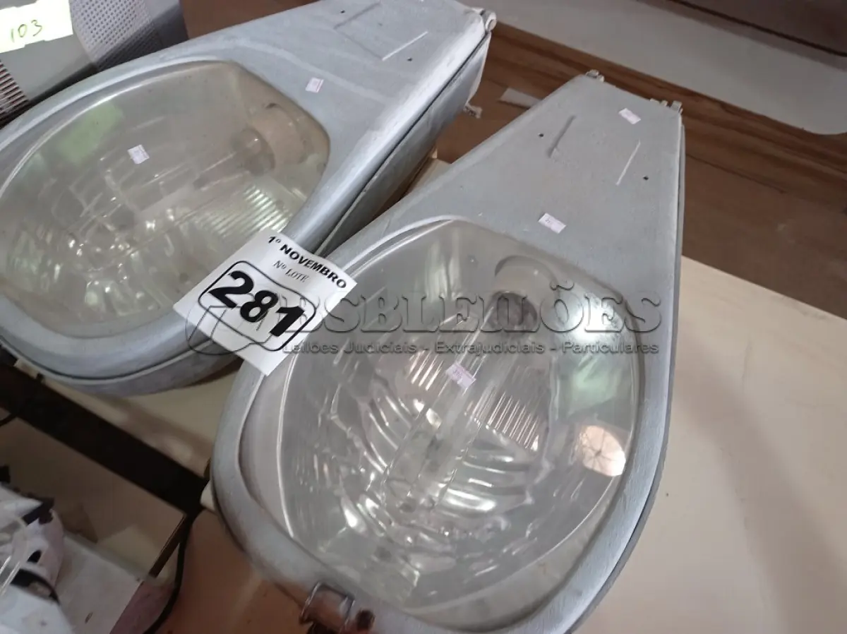 LOTE 281 - 02 LUMINÁRIAS DE PÁTIO. (NO ESTADO) ATENÇÃO! FAZER A VISITAÇÃO ANTES DE ARREMATAR, NÃO SABEMOS SE FUNCIONA. LEILÃO NÃO TEM GARANTIA E NEM DEVOLUÇÃO, SUJEITO A POSSÍVEIS AVARIAS VISÍVEIS/OCULTAS E/OU AUSÊNCIA DE COMPONENTES.