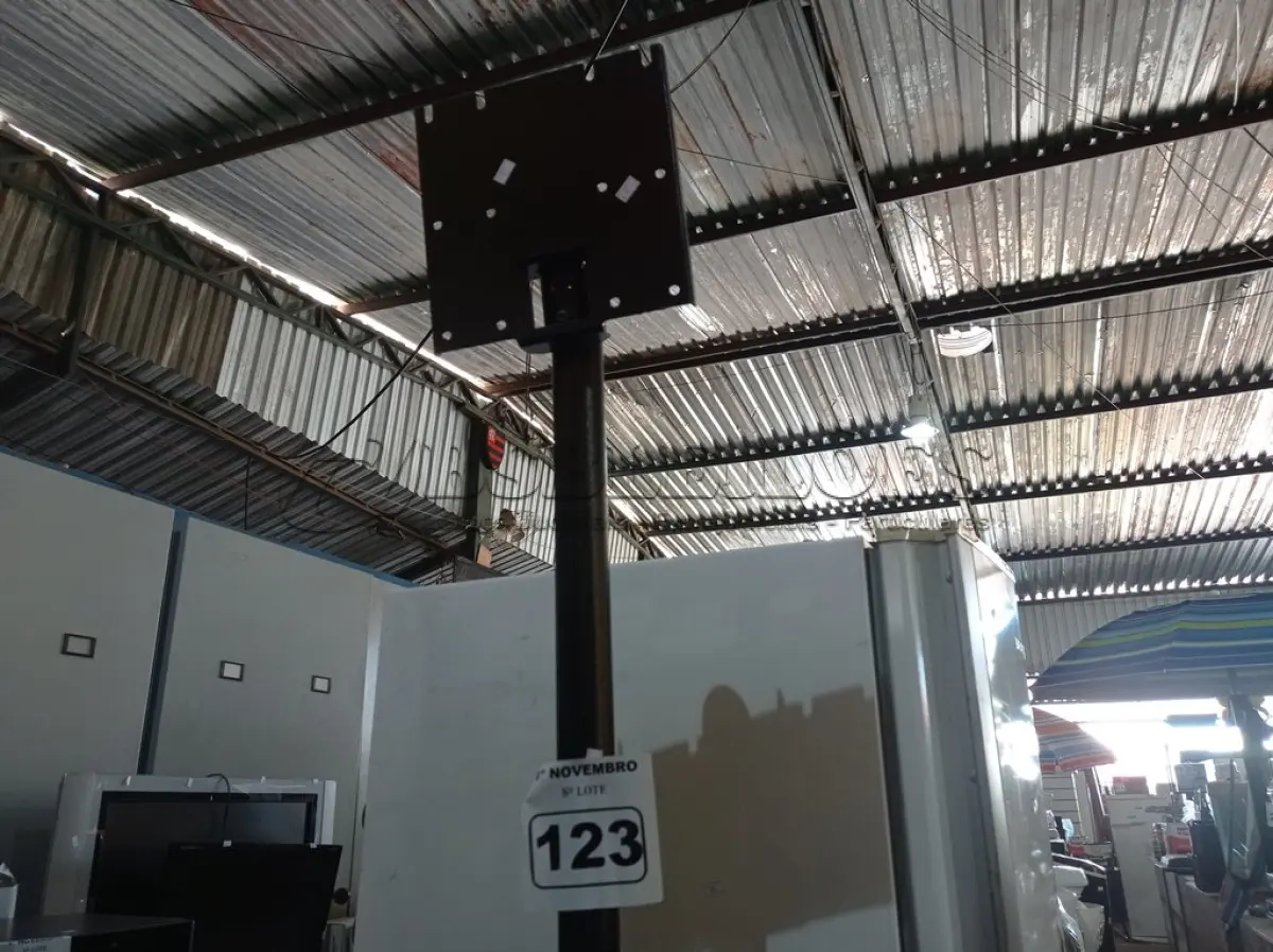 LOTE 123 - 01 TRIPÉ EXPOSITOR PARA TV’S. (NO ESTADO) ATENÇÃO! FAZER A VISITAÇÃO ANTES DE ARREMATAR, NÃO SABEMOS SE FUNCIONA. LEILÃO NÃO TEM GARANTIA E NEM DEVOLUÇÃO, SUJEITO A POSSÍVEIS AVARIAS VISÍVEIS/OCULTAS E/OU AUSÊNCIA DE COMPONENTES.