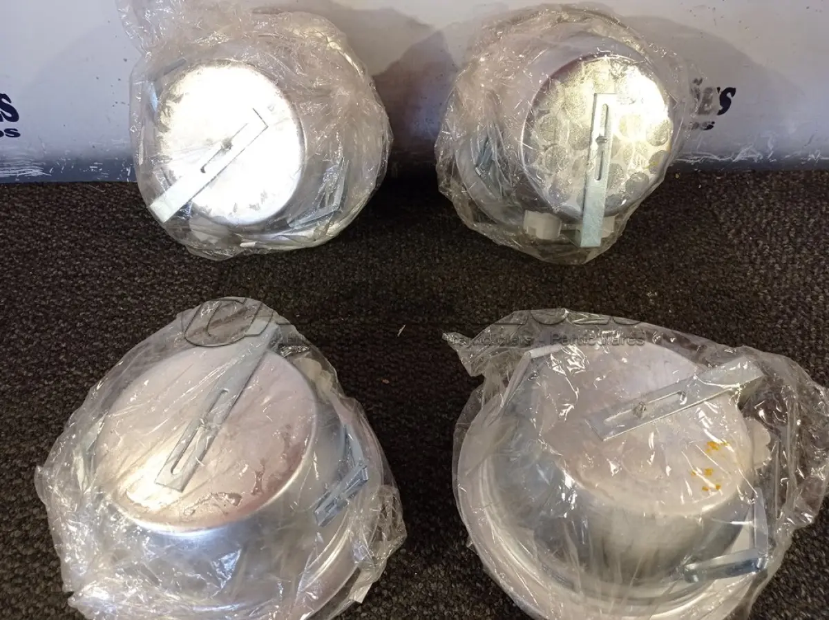LOTE 121 - 04 LUMINÁRIAS REDONDAS DE EMBUTIR. (NO ESTADO) ATENÇÃO! FAZER A VISITAÇÃO ANTES DE ARREMATAR, NÃO SABEMOS SE FUNCIONA. LEILÃO NÃO TEM GARANTIA E NEM DEVOLUÇÃO, SUJEITO A POSSÍVEIS AVARIAS VISÍVEIS/OCULTAS E/OU AUSÊNCIA DE COMPONENTES.