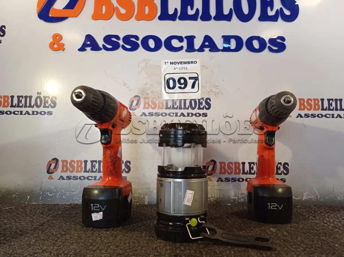 LOTE 097 - 02 PARAFUSADEIRAS 12V E 01 LUMINÁRIA DE ACAMPAMENTO. (NO ESTADO) ATENÇÃO! FAZER A VISITAÇÃO ANTES DE ARREMATAR, NÃO SABEMOS SE FUNCIONA. LEILÃO NÃO TEM GARANTIA E NEM DEVOLUÇÃO, SUJEITO A POSSÍVEIS AVARIAS VISÍVEIS/OCULTAS E/OU AUSÊNCIA DE COMPONENTES.