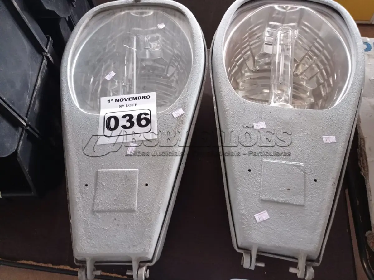 LOTE 036 - 02 LUMINÁRIAS DE PÁTIO. (NO ESTADO) ATENÇÃO! FAZER A VISITAÇÃO ANTES DE ARREMATAR, NÃO SABEMOS SE FUNCIONA. LEILÃO NÃO TEM GARANTIA E NEM DEVOLUÇÃO, SUJEITO A POSSÍVEIS AVARIAS VISÍVEIS/OCULTAS E/OU AUSÊNCIA DE COMPONENTES.