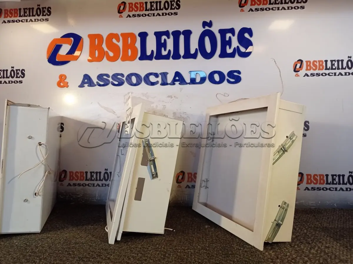 LOTE 112 - 03 LUMINÁRIAS DE EMBUTIR. (NO ESTADO) ATENÇÃO! FAZER A VISITAÇÃO ANTES DE ARREMATAR, NÃO SABEMOS SE FUNCIONA. LEILÃO NÃO TEM GARANTIA E NEM DEVOLUÇÃO, SUJEITO A POSSÍVEIS AVARIAS VISÍVEIS/OCULTAS E/OU AUSÊNCIA DE COMPONENTES.
