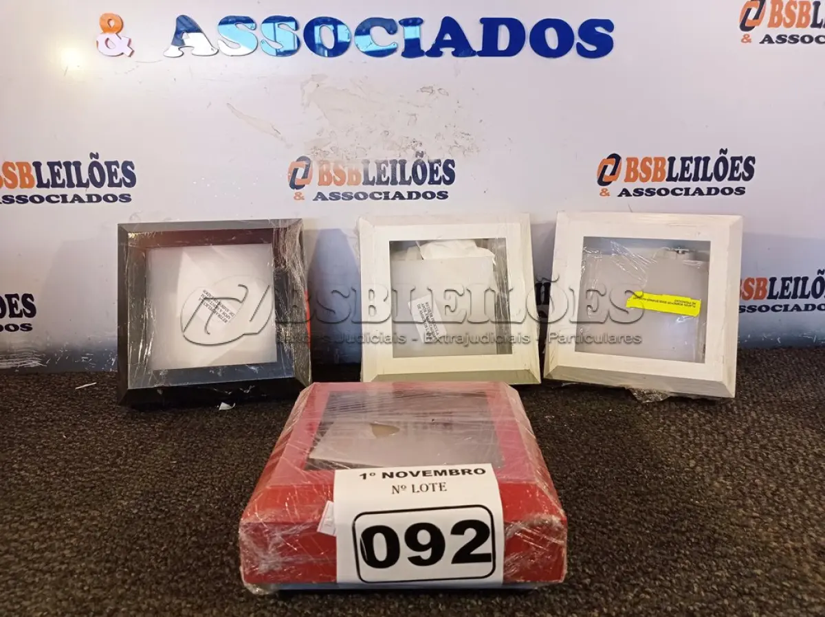 LOTE 092 - 04 PLAFONS DE SOBREPOR 20X20. (NO ESTADO) ATENÇÃO! FAZER A VISITAÇÃO ANTES DE ARREMATAR, NÃO SABEMOS SE FUNCIONA. LEILÃO NÃO TEM GARANTIA E NEM DEVOLUÇÃO, SUJEITO A POSSÍVEIS AVARIAS VISÍVEIS/OCULTAS E/OU AUSÊNCIA DE COMPONENTES.