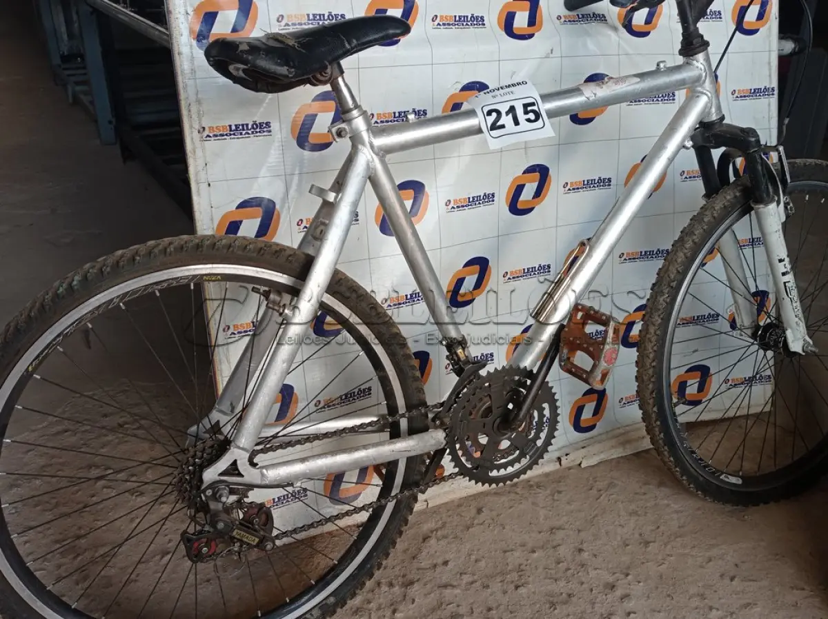 LOTE 215 - 01 BICICLETA ARO 26. (NO ESTADO) ATENÇÃO! FAZER A VISITAÇÃO ANTES DE ARREMATAR, NÃO SABEMOS SE FUNCIONA. LEILÃO NÃO TEM GARANTIA E NEM DEVOLUÇÃO, SUJEITO A POSSÍVEIS AVARIAS VISÍVEIS/OCULTAS E/OU AUSÊNCIA DE COMPONENTES.