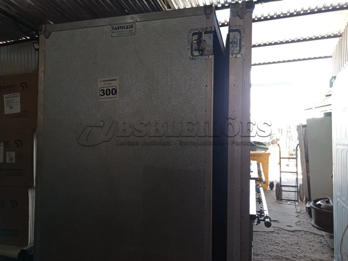 LOTE 300 - 01 CASE GRANDE EM ALUMÍNIO. (NO ESTADO) ATENÇÃO! FAZER A VISITAÇÃO ANTES DE ARREMATAR, NÃO SABEMOS SE FUNCIONA. LEILÃO NÃO TEM GARANTIA E NEM DEVOLUÇÃO, SUJEITO A POSSÍVEIS AVARIAS VISÍVEIS/OCULTAS E/OU AUSÊNCIA DE COMPONENTES.