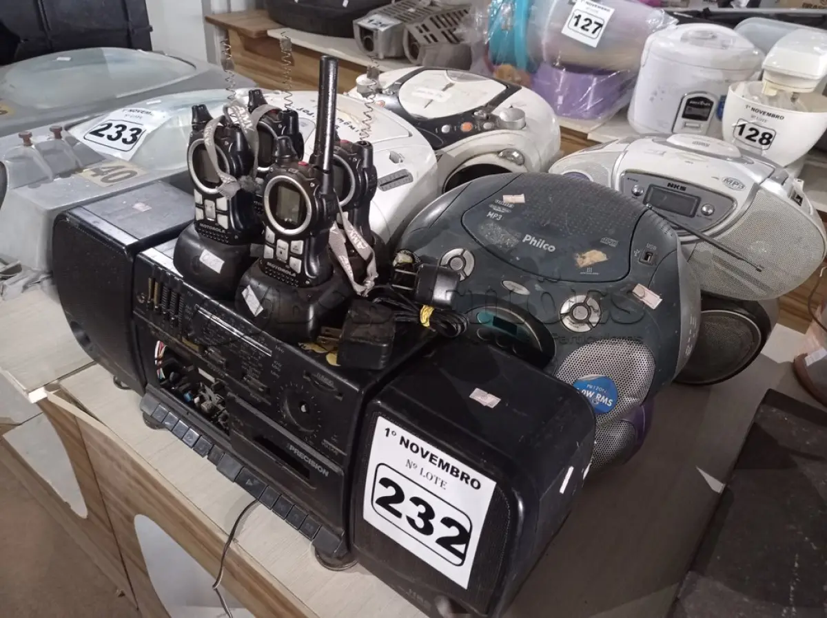 LOTE 232 - 09 APARELHOS DE SOM MARCAS E MODELOS DIVERSOS. (NO ESTADO) ATENÇÃO! FAZER A VISITAÇÃO ANTES DE ARREMATAR, NÃO SABEMOS SE FUNCIONA. LEILÃO NÃO TEM GARANTIA E NEM DEVOLUÇÃO, SUJEITO A POSSÍVEIS AVARIAS VISÍVEIS/OCULTAS E/OU AUSÊNCIA DE COMPONENTES.