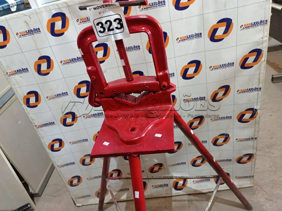 LOTE 323 - 01 MORSA PARA TRAVAMENTO DE TUBOS. (NO ESTADO) ATENÇÃO! FAZER A VISITAÇÃO ANTES DE ARREMATAR, NÃO SABEMOS SE FUNCIONA. LEILÃO NÃO TEM GARANTIA E NEM DEVOLUÇÃO, SUJEITO A POSSÍVEIS AVARIAS VISÍVEIS/OCULTAS E/OU AUSÊNCIA DE COMPONENTES.