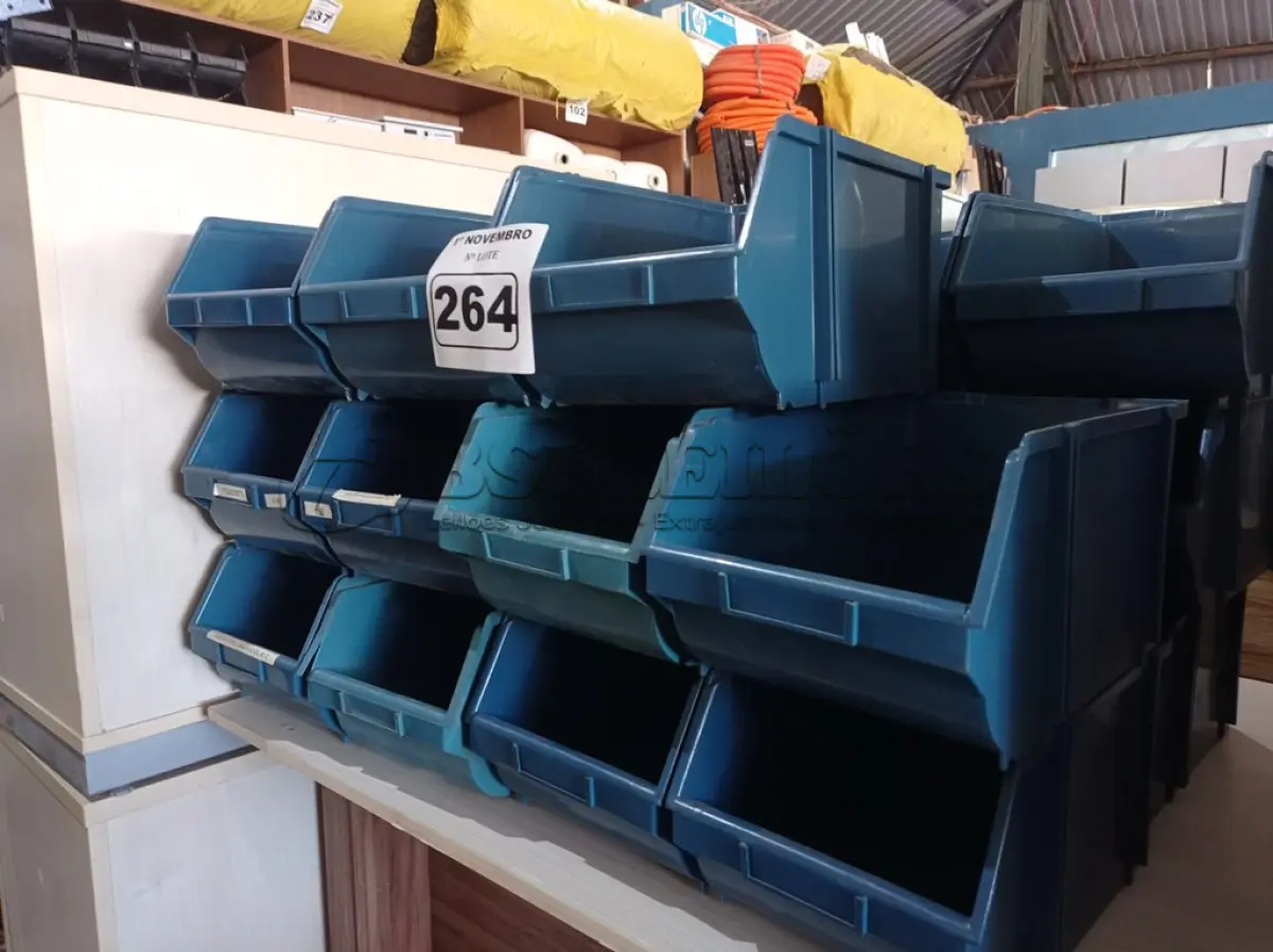 LOTE 264 - 20 CAÇAMBAS ORGANIZADORAS DE PLÁSTICO. (NO ESTADO) ATENÇÃO! FAZER A VISITAÇÃO ANTES DE ARREMATAR, NÃO SABEMOS SE FUNCIONA. LEILÃO NÃO TEM GARANTIA E NEM DEVOLUÇÃO, SUJEITO A POSSÍVEIS AVARIAS VISÍVEIS/OCULTAS E/OU AUSÊNCIA DE COMPONENTES.