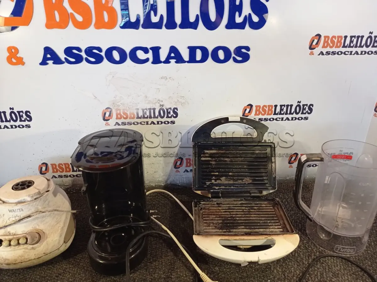 LOTE 176 - 03 SANDUICHEIRAS, 01 CAFETEIRA, 01 LIQUIDIFICADOR E 01 ASPIRADOR DE PÓ MARCAS E MODELOS DIVERSOS PARA RETIRADA DE PEÇAS. (NO ESTADO) ATENÇÃO! FAZER A VISITAÇÃO ANTES DE ARREMATAR, NÃO SABEMOS SE FUNCIONA. LEILÃO NÃO TEM GARANTIA E NEM DEVOLUÇÃO, SUJEITO A POSSÍVEIS AVARIAS VISÍVEIS/OCULTAS E/OU AUSÊNCIA DE COMPONENTES.