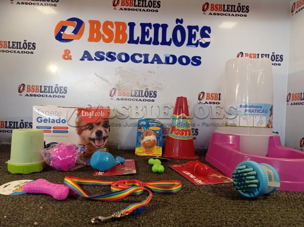 LOTE 075 - 01 KIT DE ACESSÓRIOS PARA PET CONTENDO: COMEDOURO 6,5L, TAPETE GELADO PEQUENO, LAVA PATAS, ESCOVA MASSAGEADORA, OSSINHO PATINHA, PIPI POSTINHO, PET PLAY COXA DE FRANGO, BOLA DE VINIL ROSA, RATINHO VIBRAÇÃO, GUIA ARCO-ÍRIS “M” E PEITORAL ARCO-ÍRIS “M”.  (NO ESTADO) ATENÇÃO! FAZER A VISITAÇÃO ANTES DE ARREMATAR, NÃO SABEMOS SE FUNCIONA. LEILÃO NÃO TEM GARANTIA E NEM DEVOLUÇÃO, SUJEITO A POSSÍVEIS AVARIAS VISÍVEIS/OCULTAS E/OU AUSÊNCIA DE COMPONENTES.