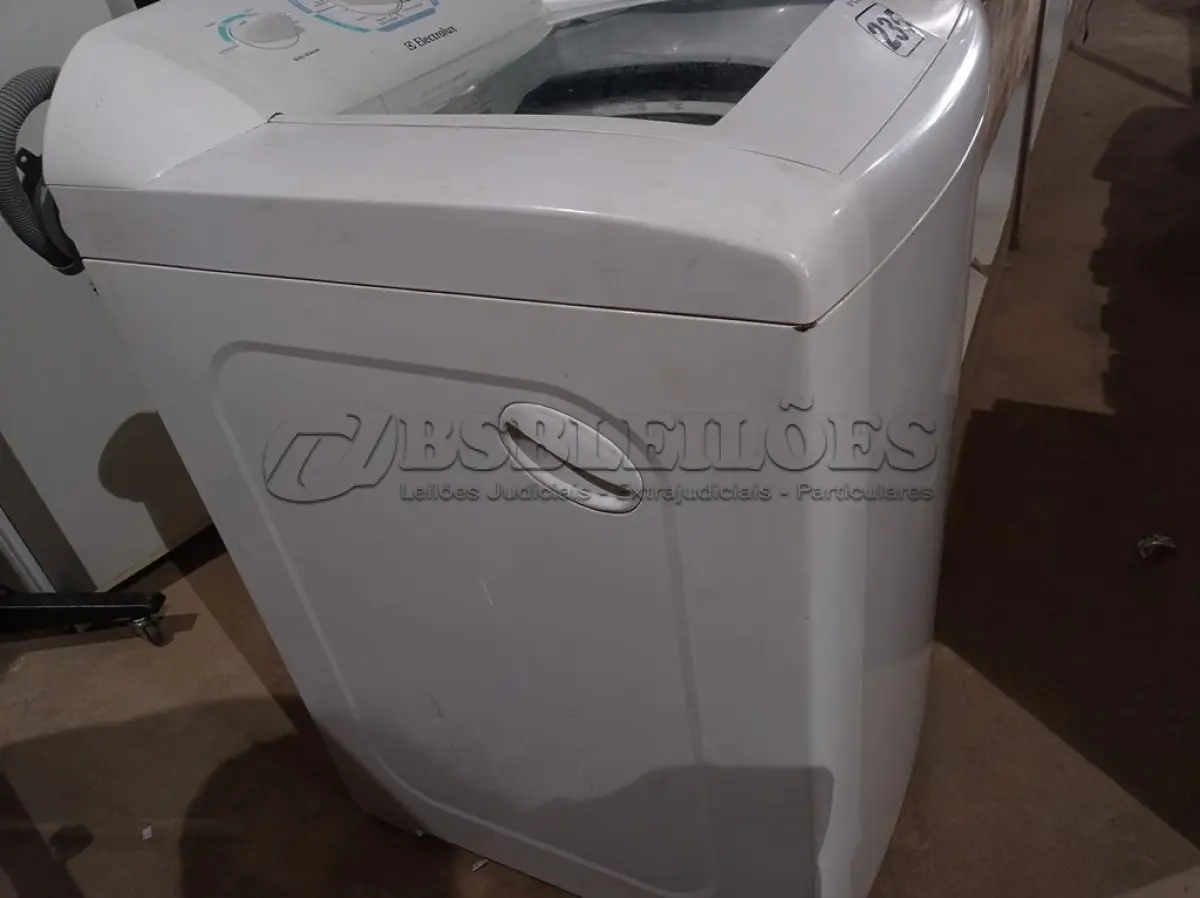 LOTE 235 - 01 MÁQUINA DE LAVAR ROUPAS MARCA BRASTEMP CAPACIDADE 12KG 220V. (NO ESTADO) ATENÇÃO! FAZER A VISITAÇÃO ANTES DE ARREMATAR, NÃO SABEMOS SE FUNCIONA. LEILÃO NÃO TEM GARANTIA E NEM DEVOLUÇÃO, SUJEITO A POSSÍVEIS AVARIAS VISÍVEIS/OCULTAS E/OU AUSÊNCIA DE COMPONENTES.