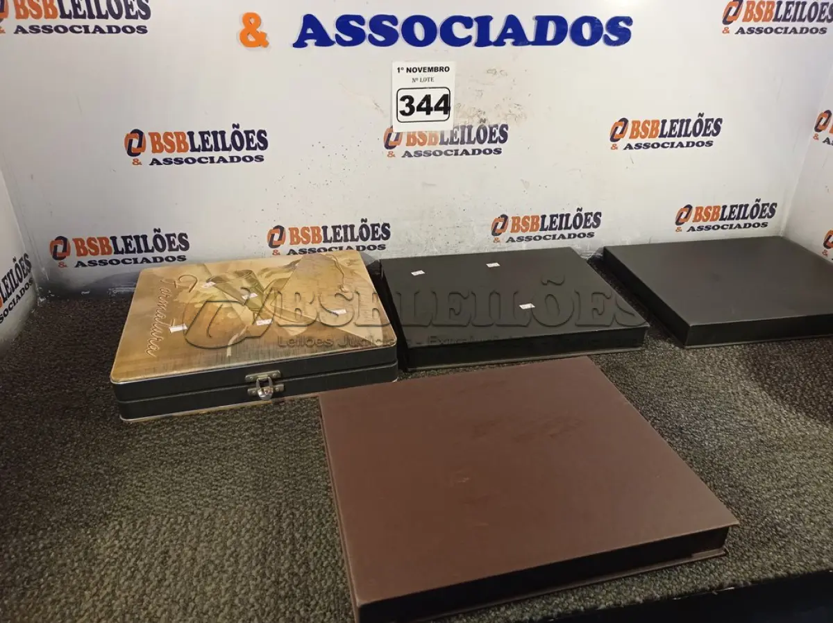 LOTE 344 - 04 CAIXAS PARA ÁLBUNS DE FOTOGRAFIA. (NO ESTADO) ATENÇÃO! FAZER A VISITAÇÃO ANTES DE ARREMATAR, NÃO SABEMOS SE FUNCIONA. LEILÃO NÃO TEM GARANTIA E NEM DEVOLUÇÃO, SUJEITO A POSSÍVEIS AVARIAS VISÍVEIS/OCULTAS E/OU AUSÊNCIA DE COMPONENTES.