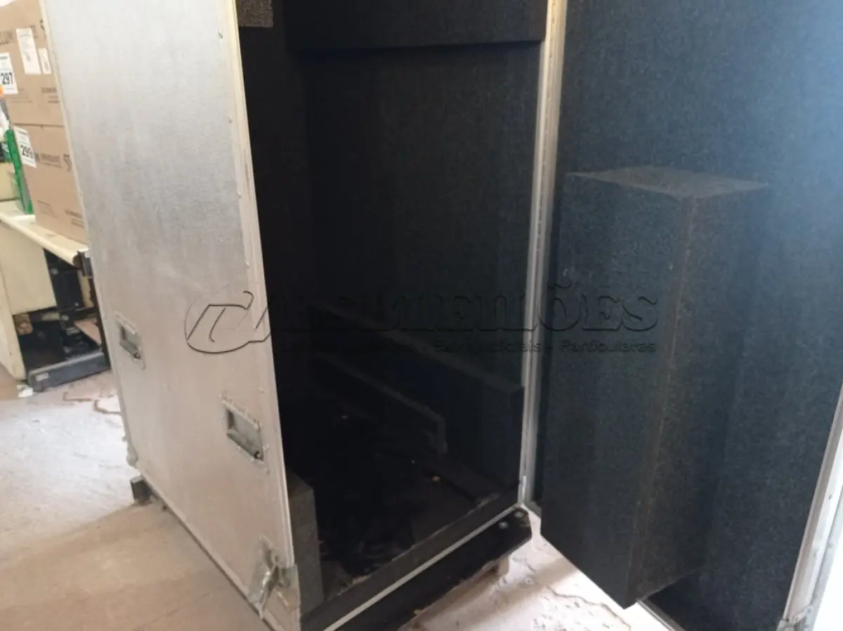 LOTE 300 - 01 CASE GRANDE EM ALUMÍNIO. (NO ESTADO) ATENÇÃO! FAZER A VISITAÇÃO ANTES DE ARREMATAR, NÃO SABEMOS SE FUNCIONA. LEILÃO NÃO TEM GARANTIA E NEM DEVOLUÇÃO, SUJEITO A POSSÍVEIS AVARIAS VISÍVEIS/OCULTAS E/OU AUSÊNCIA DE COMPONENTES.