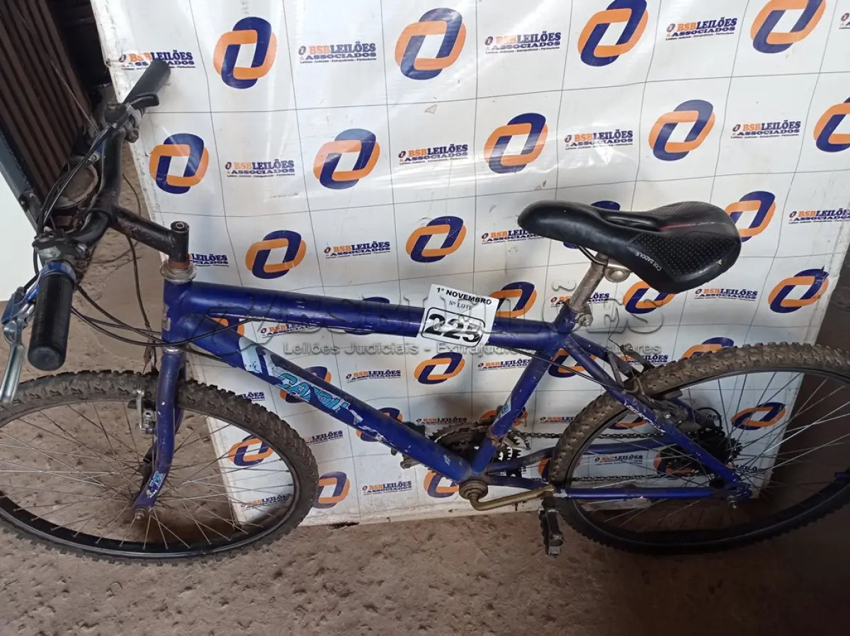 LOTE 225 - 01 BICICLETA ARO 26. (NO ESTADO) ATENÇÃO! FAZER A VISITAÇÃO ANTES DE ARREMATAR, NÃO SABEMOS SE FUNCIONA. LEILÃO NÃO TEM GARANTIA E NEM DEVOLUÇÃO, SUJEITO A POSSÍVEIS AVARIAS VISÍVEIS/OCULTAS E/OU AUSÊNCIA DE COMPONENTES.