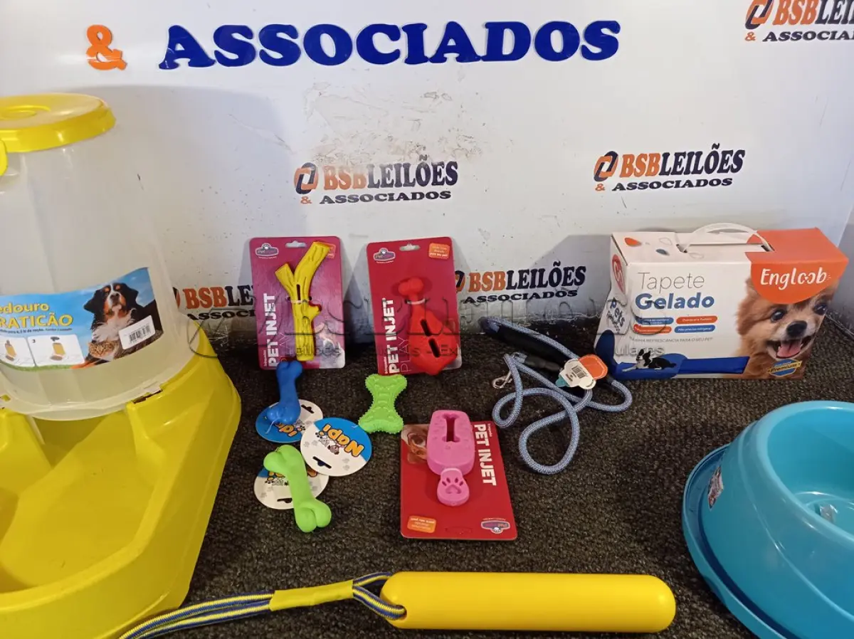 LOTE 032 - 01 KIT DE ACESSÓRIOS PARA PET CONTENDO: COMEDOURO PRÁTICO 6,5L, TAPETE GELADO PEQUENO, GUIA NEON, OSSINHO PATINHA, BOLA VINIL ROSA, BASTÃO CORDA, PET PLAY PICOLÉ, PET PLAY GRAVETO, PET PLAY COXA DE FRANGO, PET PLAY PNEU, OSSINHO LISO E COMEDOURO 3914. (NO ESTADO) ATENÇÃO! FAZER A VISITAÇÃO ANTES DE ARREMATAR, NÃO SABEMOS SE FUNCIONA. LEILÃO NÃO TEM GARANTIA E NEM DEVOLUÇÃO, SUJEITO A POSSÍVEIS AVARIAS VISÍVEIS/OCULTAS E/OU AUSÊNCIA DE COMPONENTES.