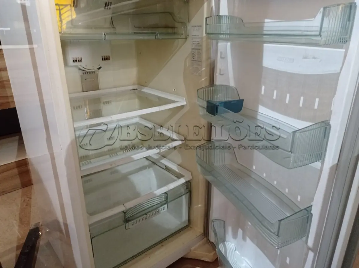 LOTE 124 - 01 GELADEIRA MARCA BRASTEMP 220V. (NO ESTADO) ATENÇÃO! FAZER A VISITAÇÃO ANTES DE ARREMATAR, NÃO SABEMOS SE FUNCIONA. LEILÃO NÃO TEM GARANTIA E NEM DEVOLUÇÃO, SUJEITO A POSSÍVEIS AVARIAS VISÍVEIS/OCULTAS E/OU AUSÊNCIA DE COMPONENTES.