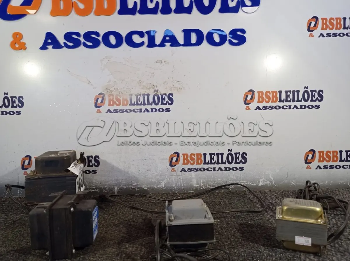 LOTE 368 - 04 AUTOTRANSFORMADORES MARCAS E MODELOS DIVERSOS. (NO ESTADO) ATENÇÃO! FAZER A VISITAÇÃO ANTES DE ARREMATAR, NÃO SABEMOS SE FUNCIONA. LEILÃO NÃO TEM GARANTIA E NEM DEVOLUÇÃO, SUJEITO A POSSÍVEIS AVARIAS VISÍVEIS/OCULTAS E/OU AUSÊNCIA DE COMPONENTES.