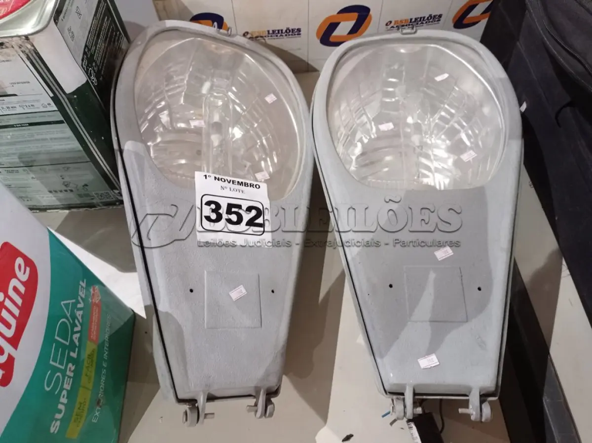 LOTE 352 - 02 LUMINÁRIAS DE PÁTIO. (NO ESTADO) ATENÇÃO! FAZER A VISITAÇÃO ANTES DE ARREMATAR, NÃO SABEMOS SE FUNCIONA. LEILÃO NÃO TEM GARANTIA E NEM DEVOLUÇÃO, SUJEITO A POSSÍVEIS AVARIAS VISÍVEIS/OCULTAS E/OU AUSÊNCIA DE COMPONENTES.