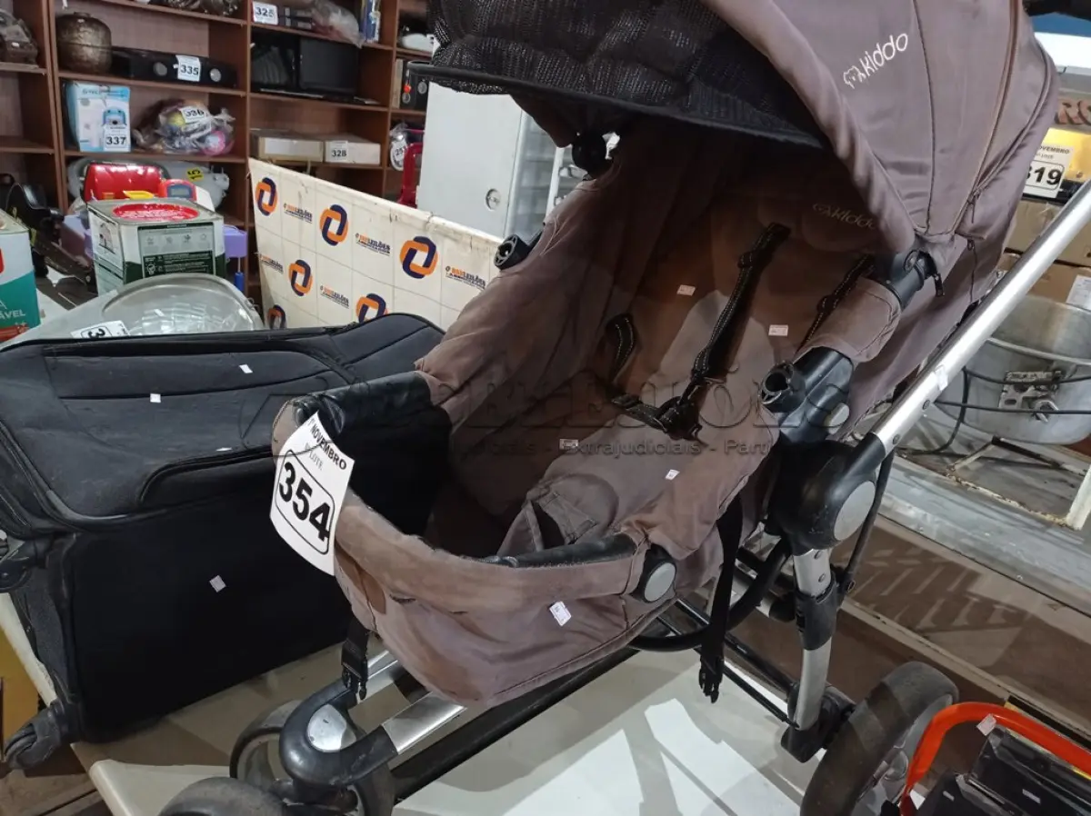 LOTE 354 - 01 CARRINHO DE BEBÊ. (NO ESTADO) ATENÇÃO! FAZER A VISITAÇÃO ANTES DE ARREMATAR, NÃO SABEMOS SE FUNCIONA. LEILÃO NÃO TEM GARANTIA E NEM DEVOLUÇÃO, SUJEITO A POSSÍVEIS AVARIAS VISÍVEIS/OCULTAS E/OU AUSÊNCIA DE COMPONENTES.