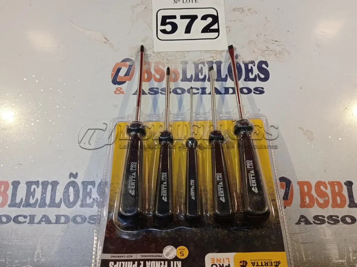 LOTE 572 - 01 KIT DE CHAVES FENDA/PHILIPS. (NO ESTADO) ATENÇÃO! FAZER A VISITAÇÃO ANTES DE ARREMATAR, NÃO SABEMOS SE FUNCIONA. LEILÃO NÃO TEM GARANTIA E NEM DEVOLUÇÃO, SUJEITO A POSSÍVEIS AVARIAS VISÍVEIS/OCULTAS E/OU AUSÊNCIA DE COMPONENTES.