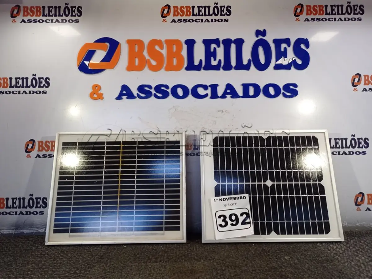 LOTE 392 - 02 PAINÉIS SOLARES 18V 10W. (NO ESTADO) ATENÇÃO! FAZER A VISITAÇÃO ANTES DE ARREMATAR, NÃO SABEMOS SE FUNCIONA. LEILÃO NÃO TEM GARANTIA E NEM DEVOLUÇÃO, SUJEITO A POSSÍVEIS AVARIAS VISÍVEIS/OCULTAS E/OU AUSÊNCIA DE COMPONENTES.