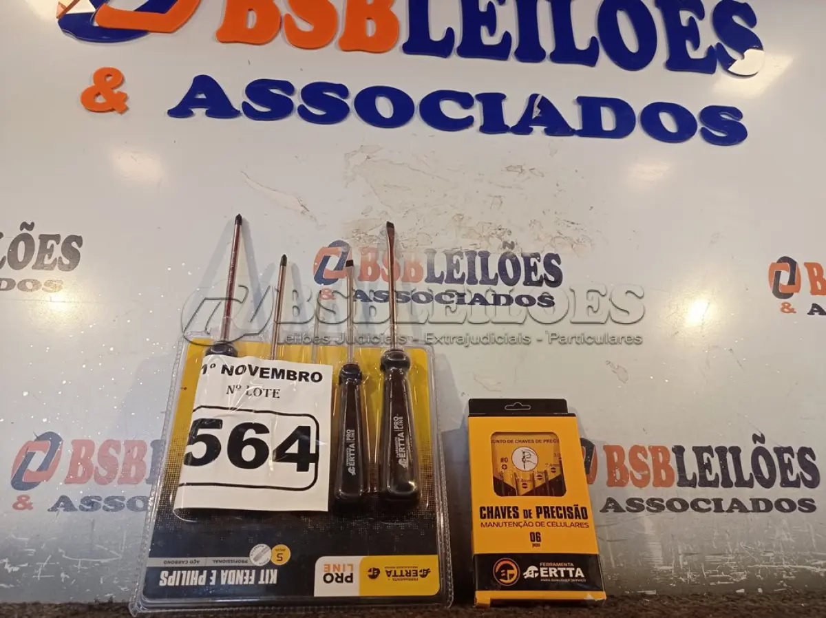 LOTE 564 - 01 KIT DE CHAVES FENDA/PHILIPS E 01 KIT DE CHAVES DE PRECISÃO. (NO ESTADO) ATENÇÃO! FAZER A VISITAÇÃO ANTES DE ARREMATAR, NÃO SABEMOS SE FUNCIONA. LEILÃO NÃO TEM GARANTIA E NEM DEVOLUÇÃO, SUJEITO A POSSÍVEIS AVARIAS VISÍVEIS/OCULTAS E/OU AUSÊNCIA DE COMPONENTES.