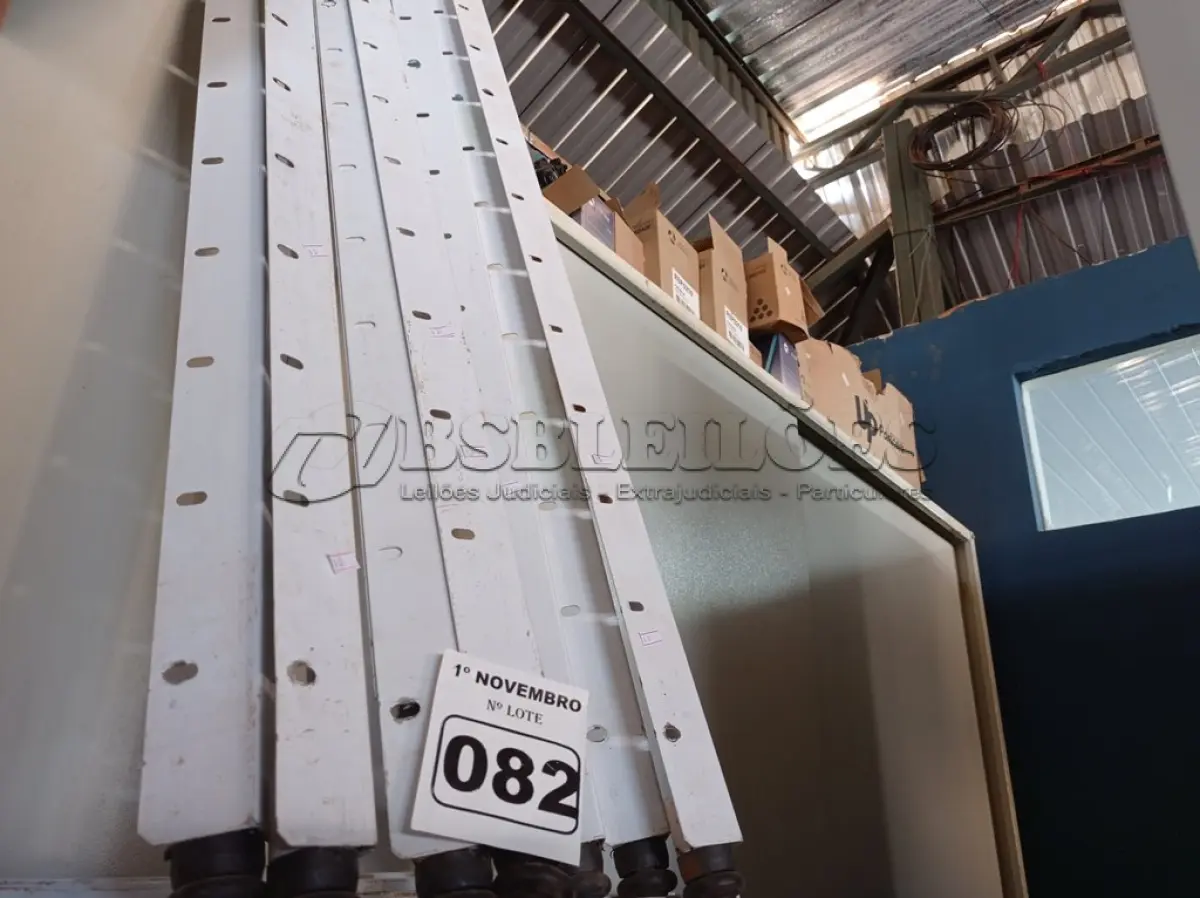 LOTE 082 - 07 LATERAIS E 08 BANDEJAS DE PRATELEIRAS EM AÇO. (NO ESTADO) ATENÇÃO! FAZER A VISITAÇÃO ANTES DE ARREMATAR, NÃO SABEMOS SE FUNCIONA. LEILÃO NÃO TEM GARANTIA E NEM DEVOLUÇÃO, SUJEITO A POSSÍVEIS AVARIAS VISÍVEIS/OCULTAS E/OU AUSÊNCIA DE COMPONENTES.