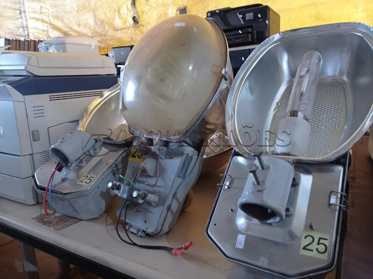 LOTE 531 - 05 LUMINÁRIAS DE PÁTIO. (NO ESTADO) ATENÇÃO! FAZER A VISITAÇÃO ANTES DE ARREMATAR, NÃO SABEMOS SE FUNCIONA. LEILÃO NÃO TEM GARANTIA E NEM DEVOLUÇÃO, SUJEITO A POSSÍVEIS AVARIAS VISÍVEIS/OCULTAS E/OU AUSÊNCIA DE COMPONENTES.