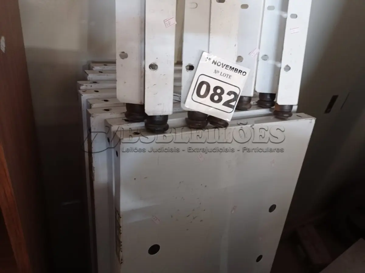 LOTE 082 - 07 LATERAIS E 08 BANDEJAS DE PRATELEIRAS EM AÇO. (NO ESTADO) ATENÇÃO! FAZER A VISITAÇÃO ANTES DE ARREMATAR, NÃO SABEMOS SE FUNCIONA. LEILÃO NÃO TEM GARANTIA E NEM DEVOLUÇÃO, SUJEITO A POSSÍVEIS AVARIAS VISÍVEIS/OCULTAS E/OU AUSÊNCIA DE COMPONENTES.