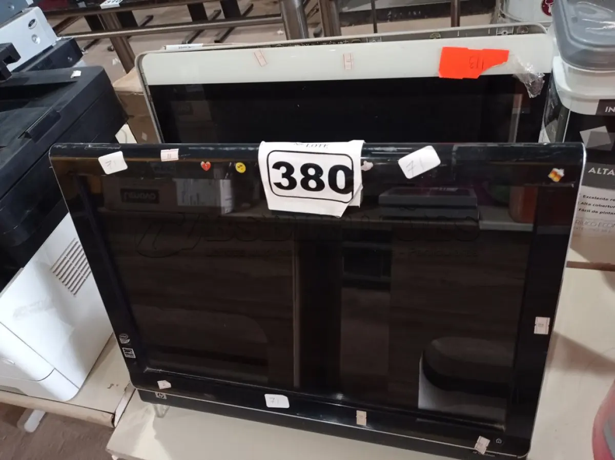 LOTE 380 - 02 COMPUTADORES ALL IN ONE MARCAS E MODELOS DIVERSOS PARA RETIRADA DE PEÇAS. (NO ESTADO) ATENÇÃO! FAZER A VISITAÇÃO ANTES DE ARREMATAR, NÃO SABEMOS SE FUNCIONA. LEILÃO NÃO TEM GARANTIA E NEM DEVOLUÇÃO, SUJEITO A POSSÍVEIS AVARIAS VISÍVEIS/OCULTAS E/OU AUSÊNCIA DE COMPONENTES.