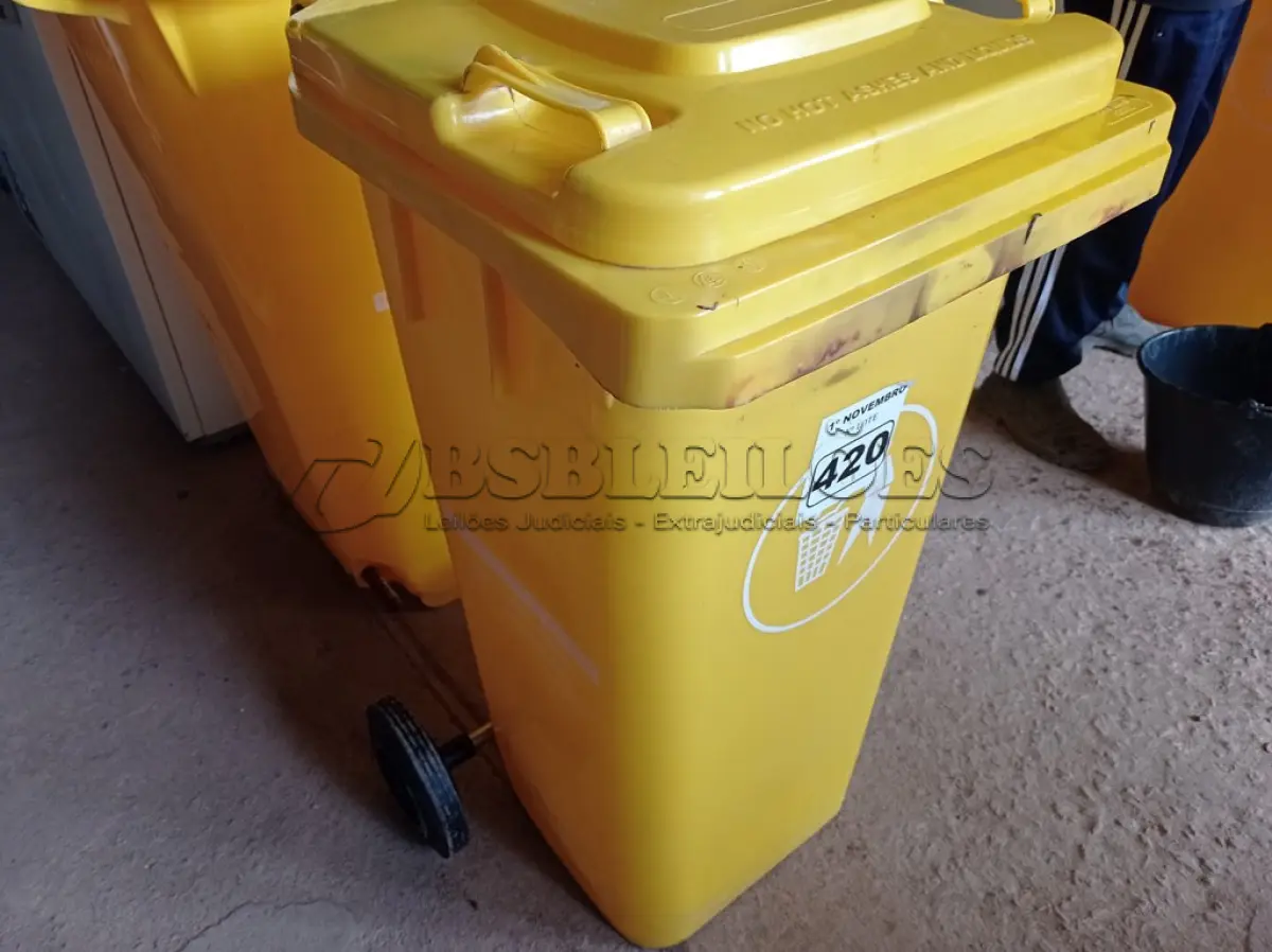 LOTE 420 - 01 CONTAINER HDPE EM-840 120L. (NO ESTADO) ATENÇÃO! FAZER A VISITAÇÃO ANTES DE ARREMATAR, NÃO SABEMOS SE FUNCIONA. LEILÃO NÃO TEM GARANTIA E NEM DEVOLUÇÃO, SUJEITO A POSSÍVEIS AVARIAS VISÍVEIS/OCULTAS E/OU AUSÊNCIA DE COMPONENTES.