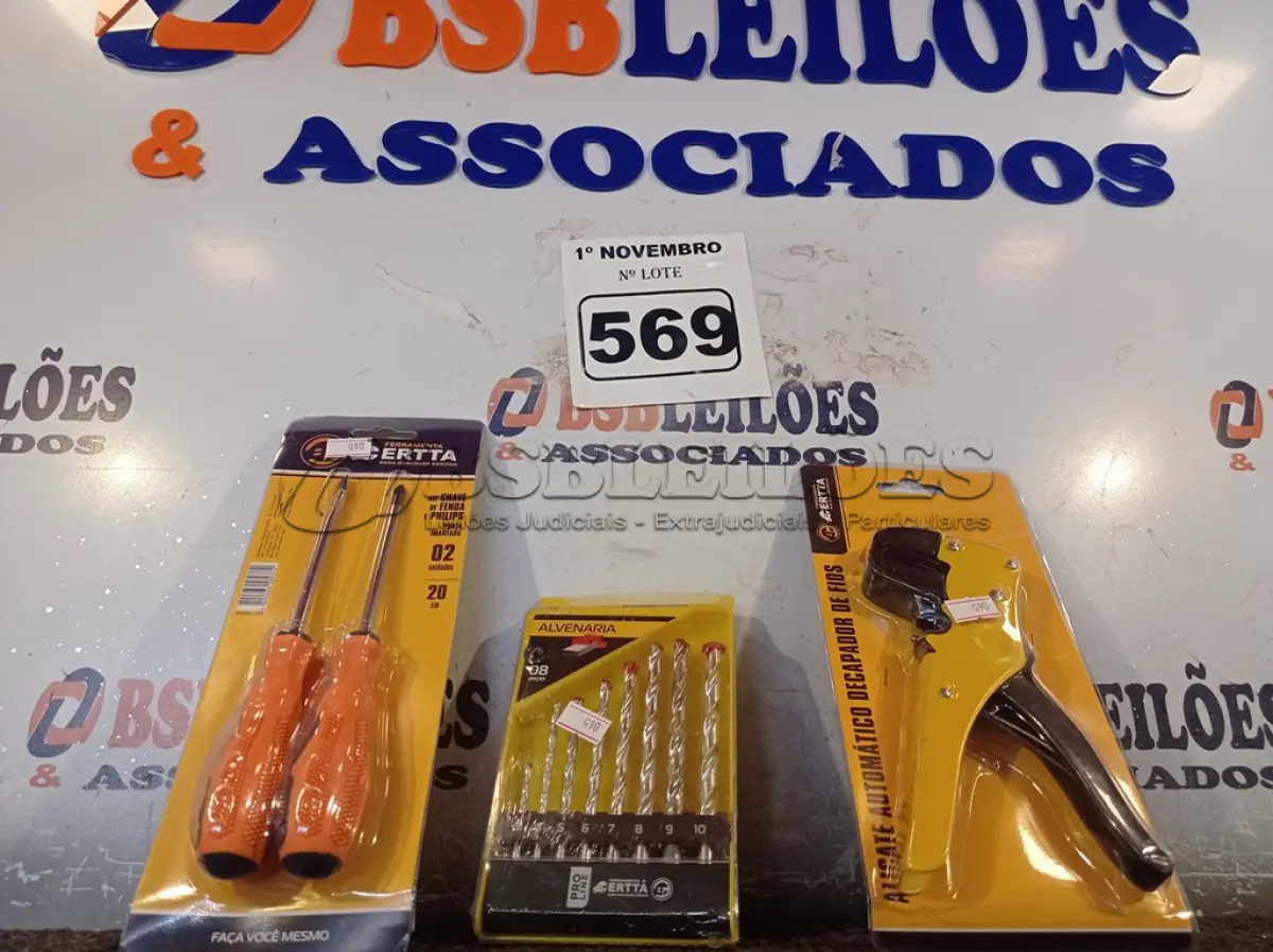 LOTE 569 - 01 ALICATE DECAPADOR DE FIOS, 01 KIT DE BROCAS E 01 KIT DE CHAVES FENDA/PHILIPS. (NO ESTADO) ATENÇÃO! FAZER A VISITAÇÃO ANTES DE ARREMATAR, NÃO SABEMOS SE FUNCIONA. LEILÃO NÃO TEM GARANTIA E NEM DEVOLUÇÃO, SUJEITO A POSSÍVEIS AVARIAS VISÍVEIS/OCULTAS E/OU AUSÊNCIA DE COMPONENTES.