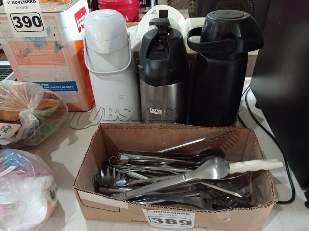 LOTE 389 - 03 GARRAFAS TÉRMICAS, VÁRIOS DISPENSE E VÁRIOS PEGADORES MARCAS E MODELOS DIVERSOS. (NO ESTADO) ATENÇÃO! FAZER A VISITAÇÃO ANTES DE ARREMATAR, NÃO SABEMOS SE FUNCIONA. LEILÃO NÃO TEM GARANTIA E NEM DEVOLUÇÃO, SUJEITO A POSSÍVEIS AVARIAS VISÍVEIS/OCULTAS E/OU AUSÊNCIA DE COMPONENTES.