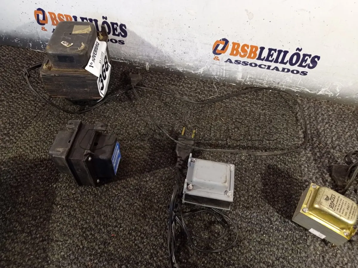 LOTE 368 - 04 AUTOTRANSFORMADORES MARCAS E MODELOS DIVERSOS. (NO ESTADO) ATENÇÃO! FAZER A VISITAÇÃO ANTES DE ARREMATAR, NÃO SABEMOS SE FUNCIONA. LEILÃO NÃO TEM GARANTIA E NEM DEVOLUÇÃO, SUJEITO A POSSÍVEIS AVARIAS VISÍVEIS/OCULTAS E/OU AUSÊNCIA DE COMPONENTES.