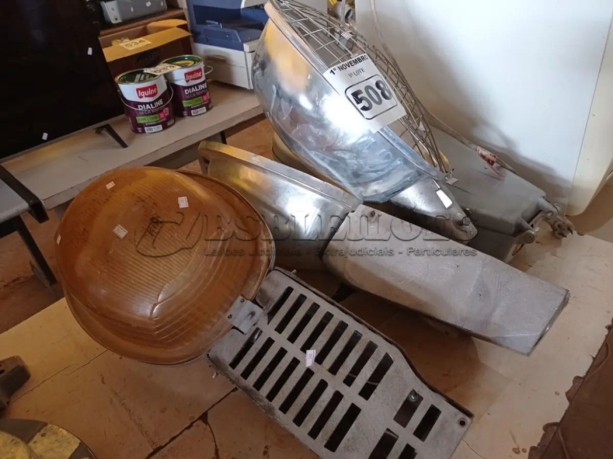 LOTE 508 - 04 LUMINÁRIAS DE PÁTIO. (NO ESTADO) ATENÇÃO! FAZER A VISITAÇÃO ANTES DE ARREMATAR, NÃO SABEMOS SE FUNCIONA. LEILÃO NÃO TEM GARANTIA E NEM DEVOLUÇÃO, SUJEITO A POSSÍVEIS AVARIAS VISÍVEIS/OCULTAS E/OU AUSÊNCIA DE COMPONENTES.