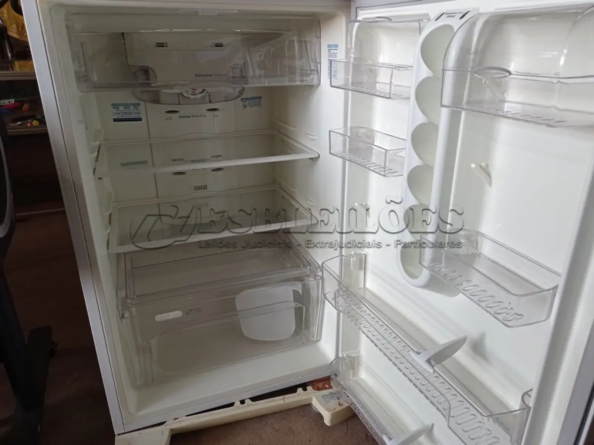 LOTE 479 - 01 GELADEIRA FROST FREE MARCA ELECTROLUX 220V. (NO ESTADO) ATENÇÃO! FAZER A VISITAÇÃO ANTES DE ARREMATAR, NÃO SABEMOS SE FUNCIONA. LEILÃO NÃO TEM GARANTIA E NEM DEVOLUÇÃO, SUJEITO A POSSÍVEIS AVARIAS VISÍVEIS/OCULTAS E/OU AUSÊNCIA DE COMPONENTES.