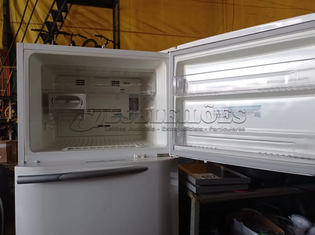 LOTE 479 - 01 GELADEIRA FROST FREE MARCA ELECTROLUX 220V. (NO ESTADO) ATENÇÃO! FAZER A VISITAÇÃO ANTES DE ARREMATAR, NÃO SABEMOS SE FUNCIONA. LEILÃO NÃO TEM GARANTIA E NEM DEVOLUÇÃO, SUJEITO A POSSÍVEIS AVARIAS VISÍVEIS/OCULTAS E/OU AUSÊNCIA DE COMPONENTES.