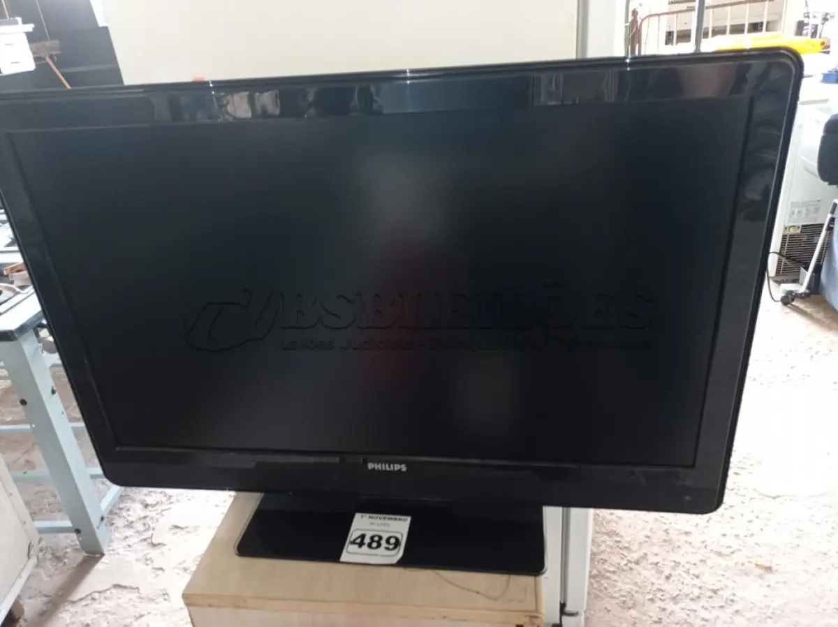 LOTE 489 - 01 TV PHILIPS 42” POL. (NO ESTADO) ATENÇÃO! FAZER A VISITAÇÃO ANTES DE ARREMATAR, NÃO SABEMOS SE FUNCIONA. LEILÃO NÃO TEM GARANTIA E NEM DEVOLUÇÃO, SUJEITO A POSSÍVEIS AVARIAS VISÍVEIS/OCULTAS E/OU AUSÊNCIA DE COMPONENTES.