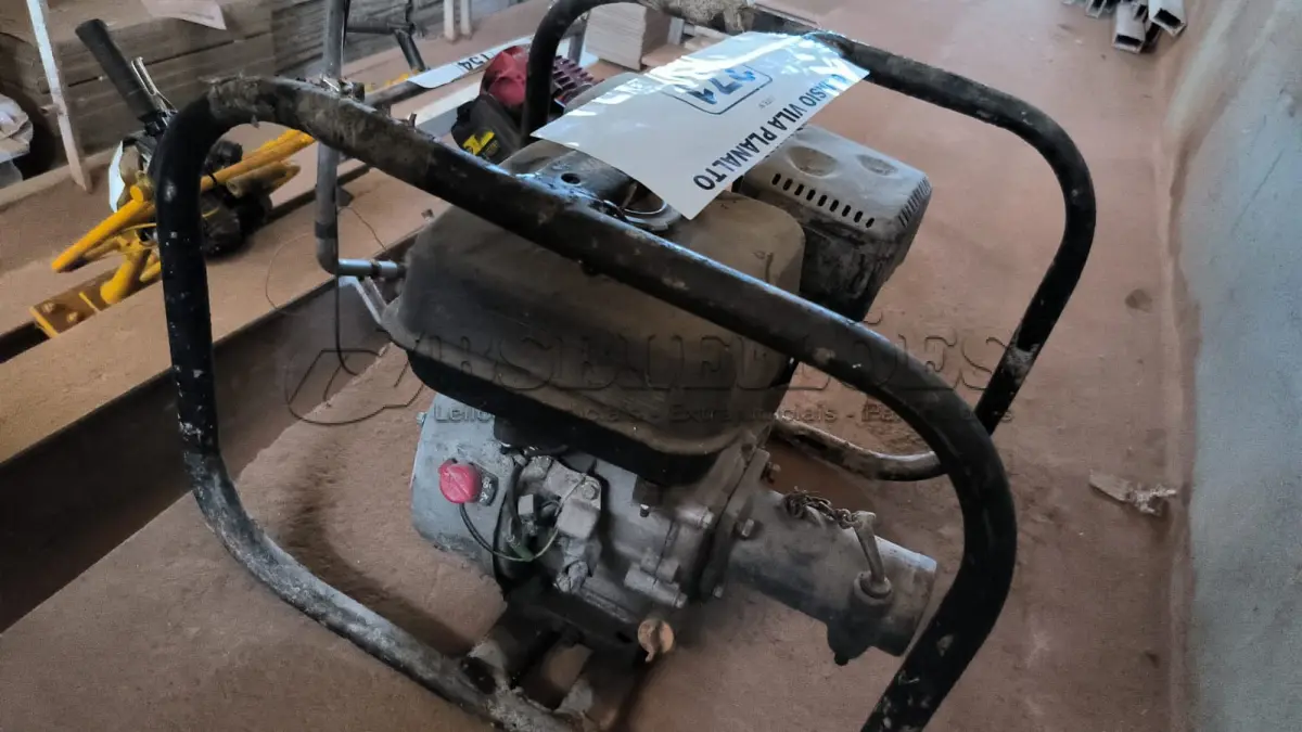 LOTE 271 - 01 MOTOR A GASOLINA PRA VIBRATÓRIA SEM MANGOTE E SEM MARCA APARENTE.(NO ESTADO, NÃO SABEMOS SE FUNCIONA. LEILÃO NÃO TEM GARANTIA E NEM DEVOLUÇÃO).