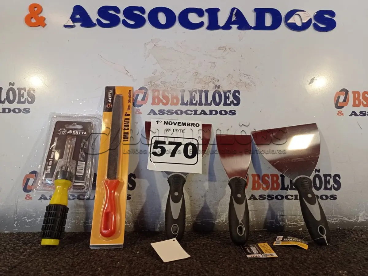 LOTE 570 - 03 ESPÁTULAS, 01 LIMA E 01 CHAVE COM 06 PONTAS INTERCAMBIÁVEIS. (NO ESTADO) ATENÇÃO! FAZER A VISITAÇÃO ANTES DE ARREMATAR, NÃO SABEMOS SE FUNCIONA. LEILÃO NÃO TEM GARANTIA E NEM DEVOLUÇÃO, SUJEITO A POSSÍVEIS AVARIAS VISÍVEIS/OCULTAS E/OU AUSÊNCIA DE COMPONENTES.