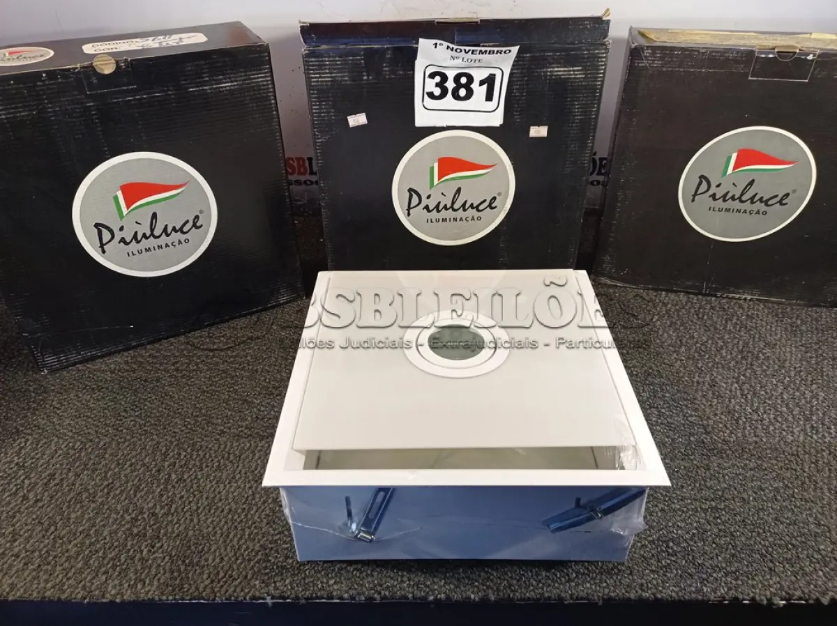 LOTE 381 - 03 LUMINÁRIAS DE EMBUTIR 30X30 PIOLUCE. (NO ESTADO) ATENÇÃO! FAZER A VISITAÇÃO ANTES DE ARREMATAR, NÃO SABEMOS SE FUNCIONA. LEILÃO NÃO TEM GARANTIA E NEM DEVOLUÇÃO, SUJEITO A POSSÍVEIS AVARIAS VISÍVEIS/OCULTAS E/OU AUSÊNCIA DE COMPONENTES.
