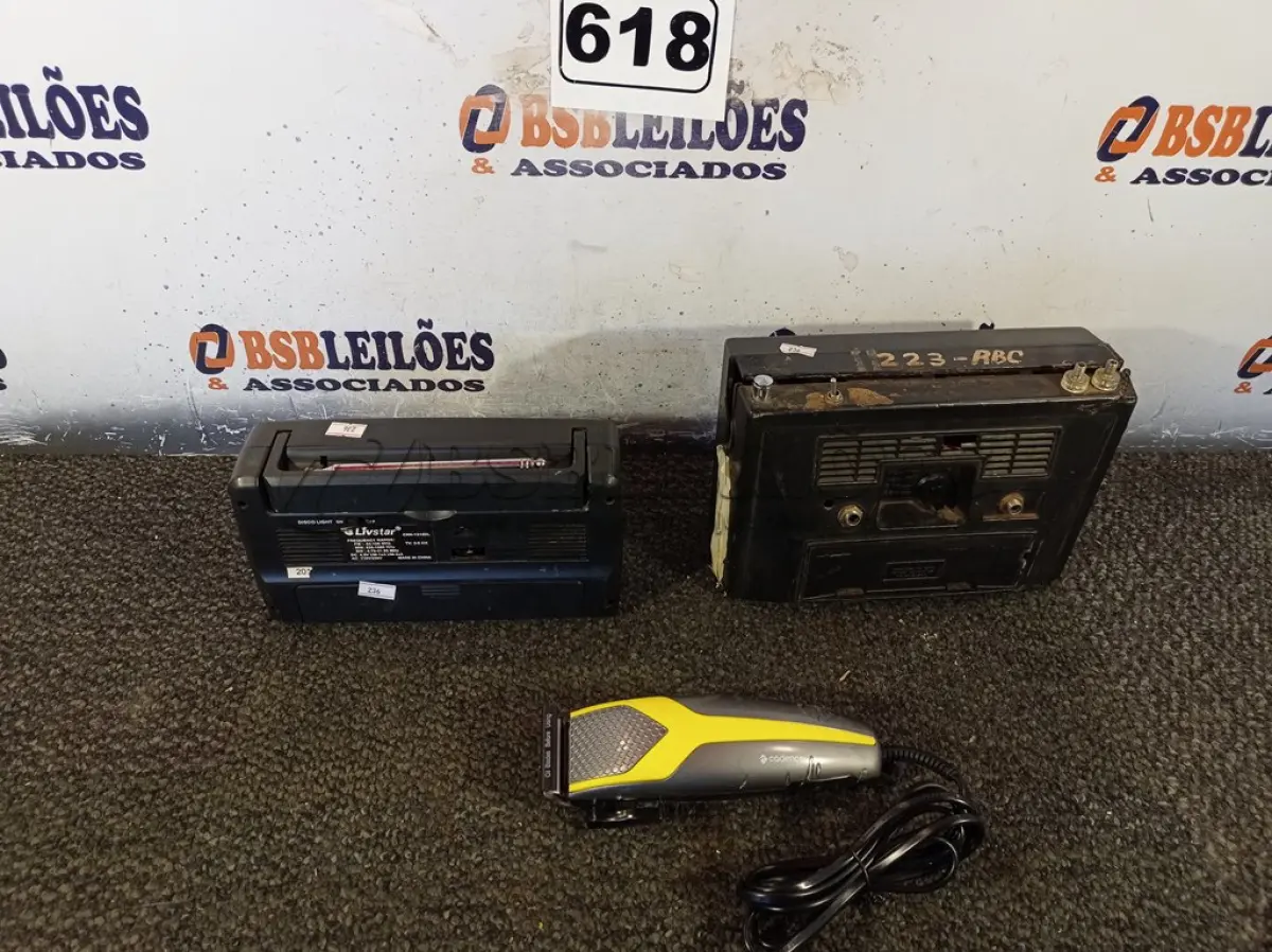 LOTE 618 - 02 RÁDIOS E 01 MÁQUINA DE CORTAR CABELO. (NO ESTADO) ATENÇÃO! FAZER A VISITAÇÃO ANTES DE ARREMATAR, NÃO SABEMOS SE FUNCIONA. LEILÃO NÃO TEM GARANTIA E NEM DEVOLUÇÃO, SUJEITO A POSSÍVEIS AVARIAS VISÍVEIS/OCULTAS E/OU AUSÊNCIA DE COMPONENTES.