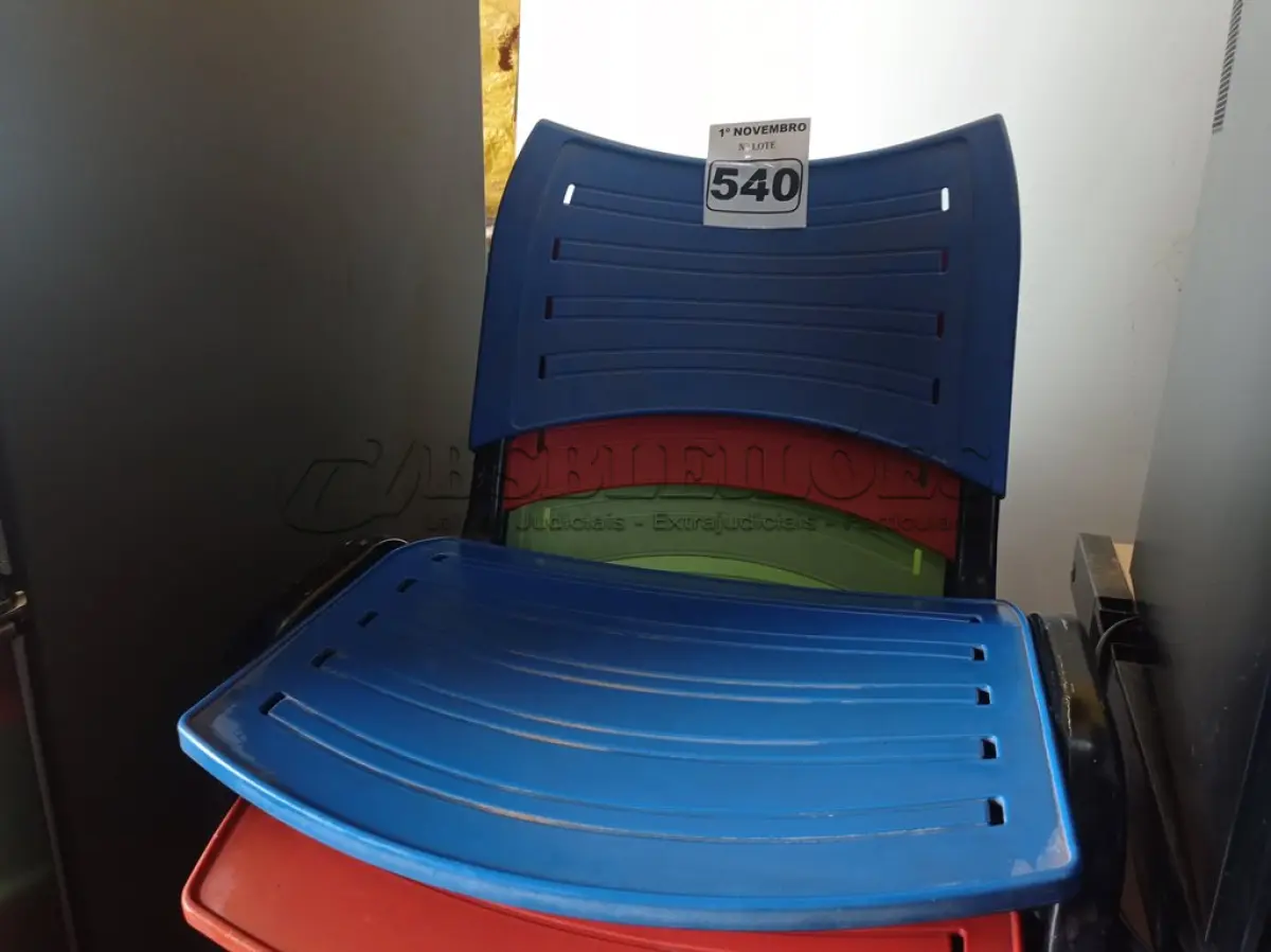 LOTE 540 - 05 CADEIRAS BASES FIXAS. (NO ESTADO) ATENÇÃO! FAZER A VISITAÇÃO ANTES DE ARREMATAR, NÃO SABEMOS SE FUNCIONA. LEILÃO NÃO TEM GARANTIA E NEM DEVOLUÇÃO, SUJEITO A POSSÍVEIS AVARIAS VISÍVEIS/OCULTAS E/OU AUSÊNCIA DE COMPONENTES.
