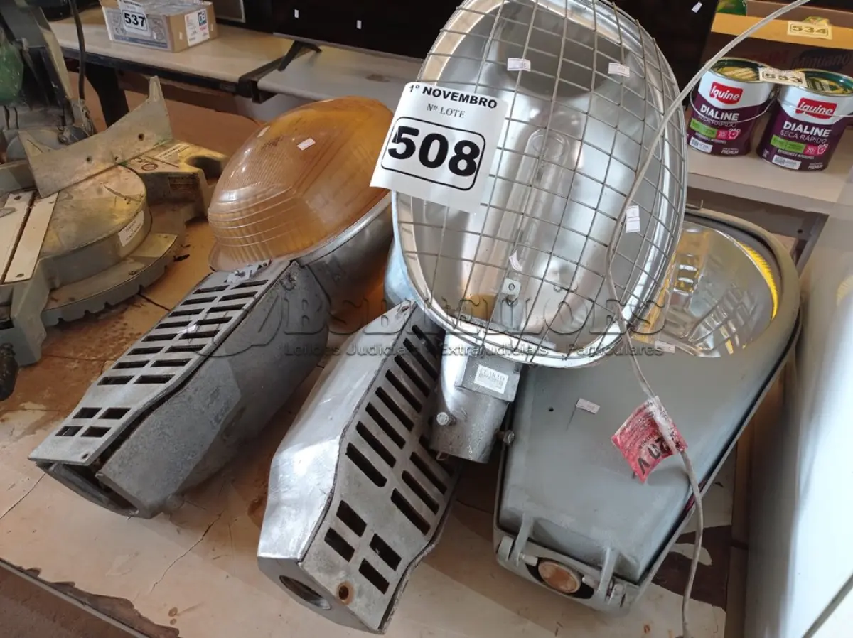 LOTE 508 - 04 LUMINÁRIAS DE PÁTIO. (NO ESTADO) ATENÇÃO! FAZER A VISITAÇÃO ANTES DE ARREMATAR, NÃO SABEMOS SE FUNCIONA. LEILÃO NÃO TEM GARANTIA E NEM DEVOLUÇÃO, SUJEITO A POSSÍVEIS AVARIAS VISÍVEIS/OCULTAS E/OU AUSÊNCIA DE COMPONENTES.