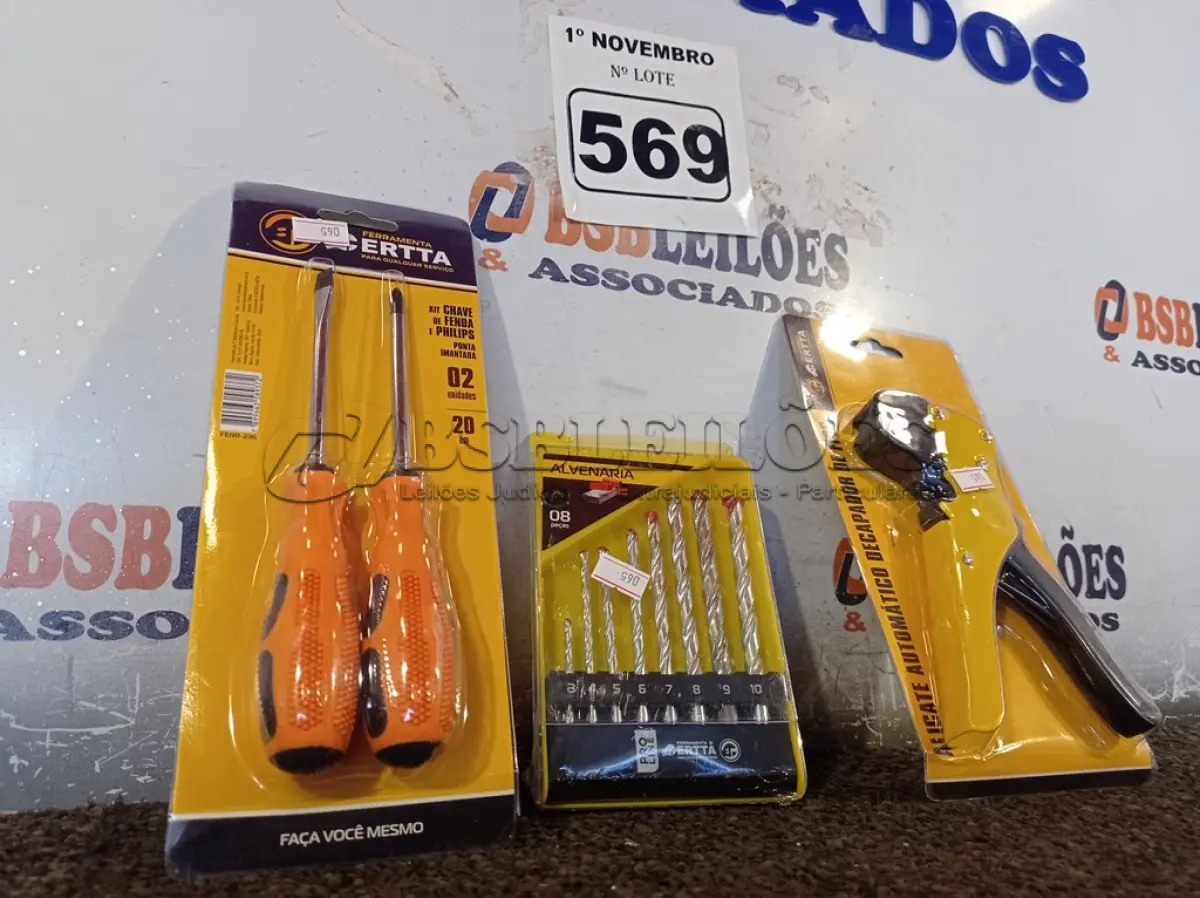 LOTE 569 - 01 ALICATE DECAPADOR DE FIOS, 01 KIT DE BROCAS E 01 KIT DE CHAVES FENDA/PHILIPS. (NO ESTADO) ATENÇÃO! FAZER A VISITAÇÃO ANTES DE ARREMATAR, NÃO SABEMOS SE FUNCIONA. LEILÃO NÃO TEM GARANTIA E NEM DEVOLUÇÃO, SUJEITO A POSSÍVEIS AVARIAS VISÍVEIS/OCULTAS E/OU AUSÊNCIA DE COMPONENTES.