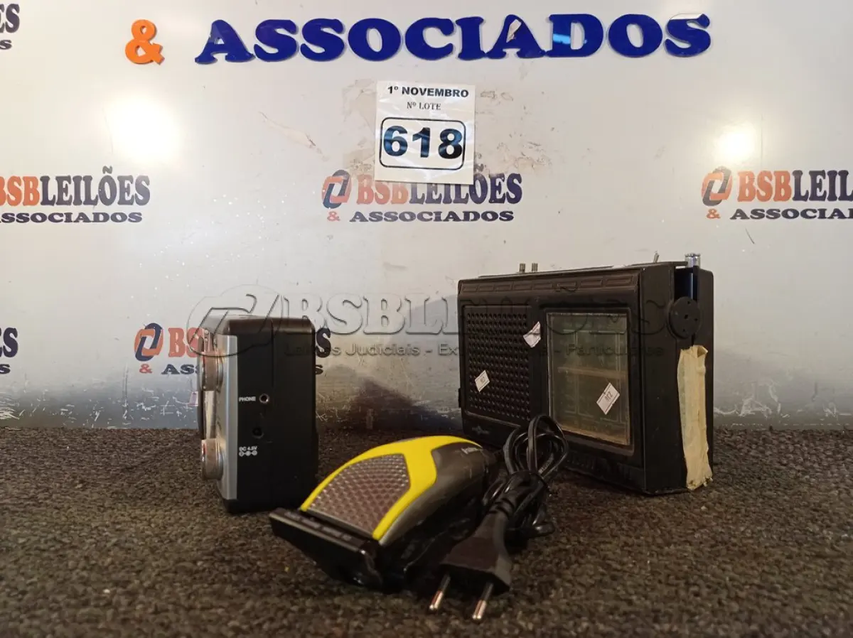 LOTE 618 - 02 RÁDIOS E 01 MÁQUINA DE CORTAR CABELO. (NO ESTADO) ATENÇÃO! FAZER A VISITAÇÃO ANTES DE ARREMATAR, NÃO SABEMOS SE FUNCIONA. LEILÃO NÃO TEM GARANTIA E NEM DEVOLUÇÃO, SUJEITO A POSSÍVEIS AVARIAS VISÍVEIS/OCULTAS E/OU AUSÊNCIA DE COMPONENTES.