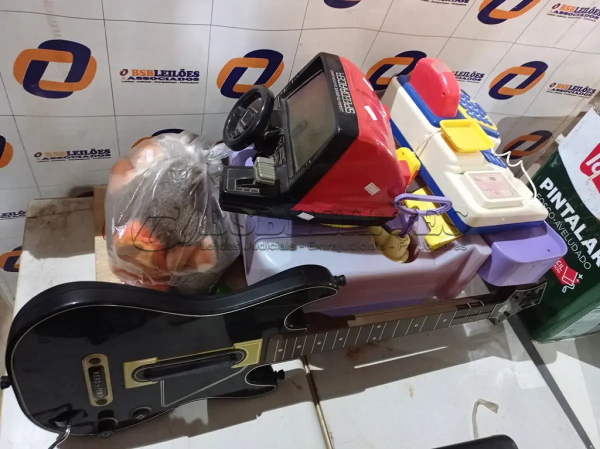 LOTE 349 - 01 GUITARRA PARA JOGOS E VÁRIOS BRINQUEDOS. (NO ESTADO) ATENÇÃO! FAZER A VISITAÇÃO ANTES DE ARREMATAR, NÃO SABEMOS SE FUNCIONA. LEILÃO NÃO TEM GARANTIA E NEM DEVOLUÇÃO, SUJEITO A POSSÍVEIS AVARIAS VISÍVEIS/OCULTAS E/OU AUSÊNCIA DE COMPONENTES.