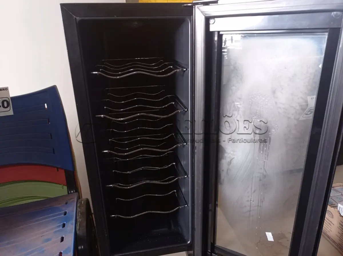 LOTE 539 - 01 ADEGA CUISINART 220V. (NO ESTADO) ATENÇÃO! FAZER A VISITAÇÃO ANTES DE ARREMATAR, NÃO SABEMOS SE FUNCIONA. LEILÃO NÃO TEM GARANTIA E NEM DEVOLUÇÃO, SUJEITO A POSSÍVEIS AVARIAS VISÍVEIS/OCULTAS E/OU AUSÊNCIA DE COMPONENTES.