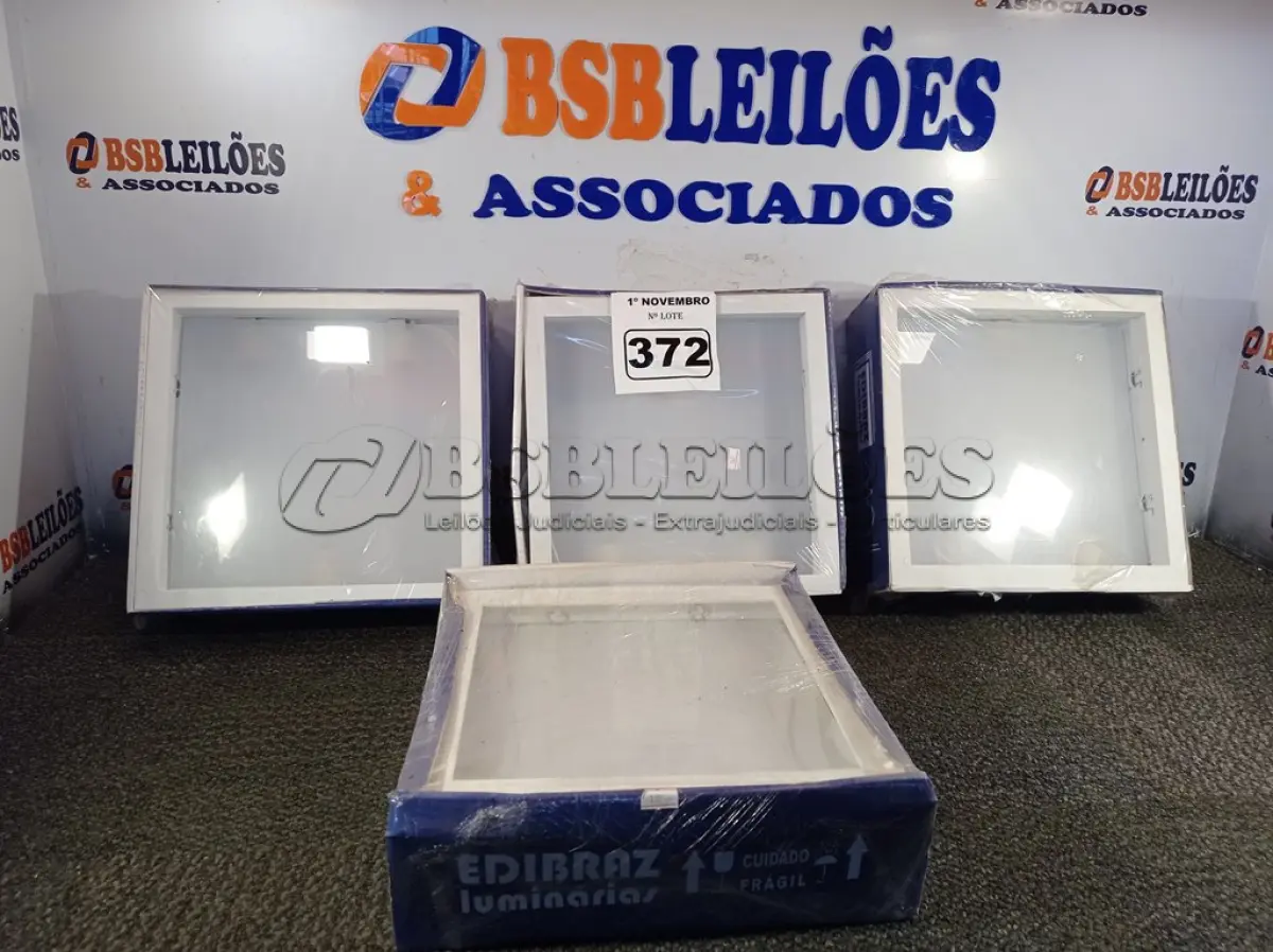 LOTE 372 - 04 LUMINÁRIAS DE EMBUTIR. (NO ESTADO) ATENÇÃO! FAZER A VISITAÇÃO ANTES DE ARREMATAR, NÃO SABEMOS SE FUNCIONA. LEILÃO NÃO TEM GARANTIA E NEM DEVOLUÇÃO, SUJEITO A POSSÍVEIS AVARIAS VISÍVEIS/OCULTAS E/OU AUSÊNCIA DE COMPONENTES.