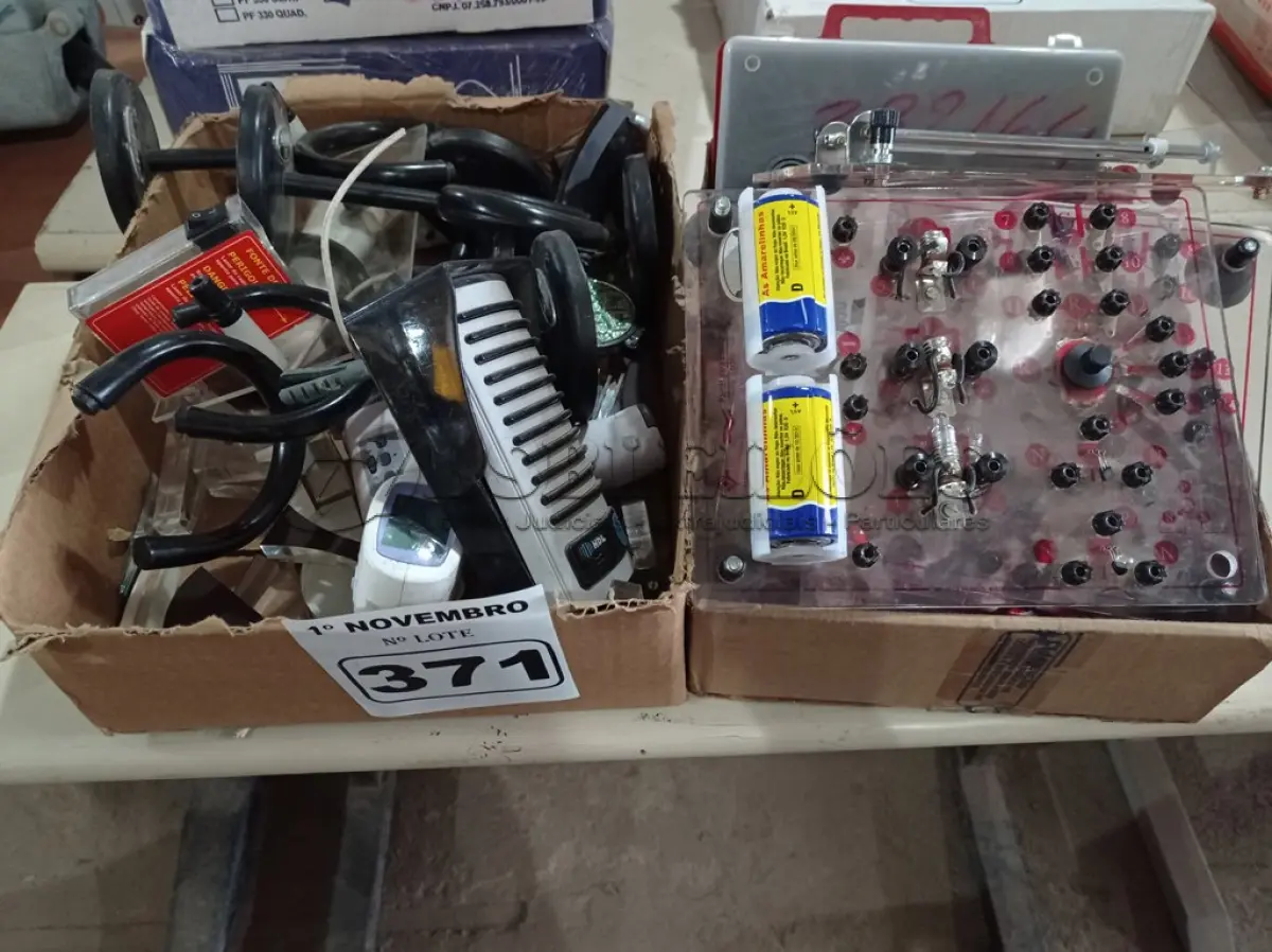 LOTE 371 - 01 LOTE COM PERIFÉRICOS DIVERSOS. (NO ESTADO) ATENÇÃO! FAZER A VISITAÇÃO ANTES DE ARREMATAR, NÃO SABEMOS SE FUNCIONA. LEILÃO NÃO TEM GARANTIA E NEM DEVOLUÇÃO, SUJEITO A POSSÍVEIS AVARIAS VISÍVEIS/OCULTAS E/OU AUSÊNCIA DE COMPONENTES.
